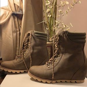 Like new Brown hidden heel boots EUC